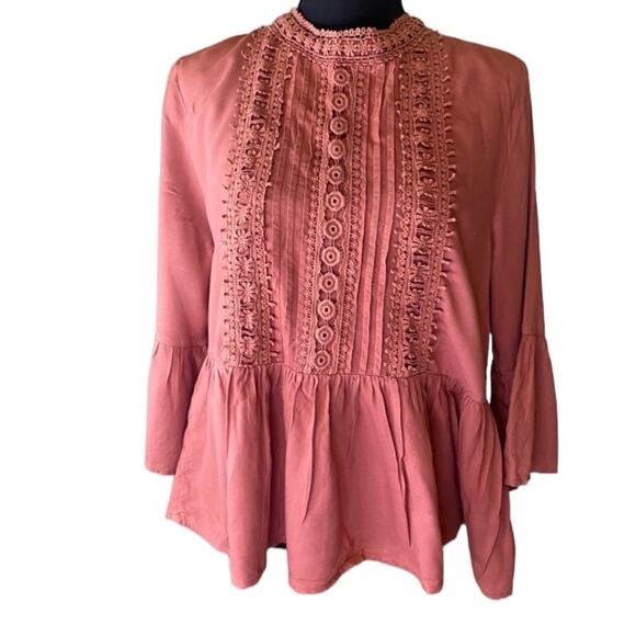 Kenzie top. Peplum style. Size large - Picture 1 of 10